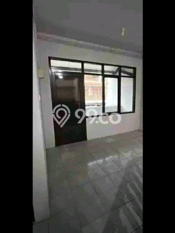 Disewakan! Rumah 4 Kamar Tidur &
2 Kamar Mandi di Pondok Kelapa, Jakarta Timur Disewakan! Rumah 4 Kamar Tidur &
2 Kamar Mandi di Pondok Kelapa, Jakarta Timur