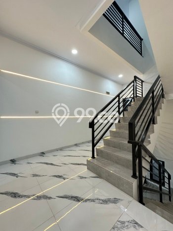 Rumah Luas Asri 4 KT Siap Pakai di Tanjung Duren Jakarta Barat Rumah Luas Asri 4 KT Siap Pakai di Tanjung Duren Jakarta Barat