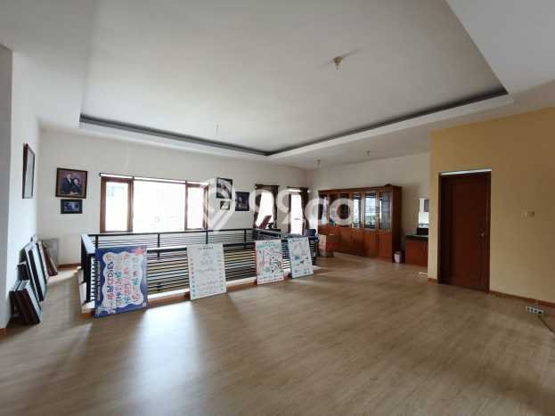 Rumah Mewah LB 200m2 Siap Huni Desain Elegan di Sariwangi, Bandung Rumah Mewah LB 200m2 Siap Huni Desain Elegan di Sariwangi, Bandung