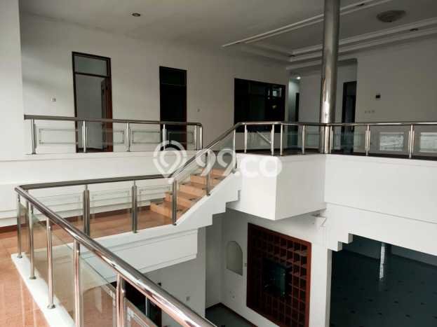 For Sale! Luxury House LT 647m2 Desain Modern di Taman Holis Indah For Sale! Luxury House LT 647m2 Desain Modern di Taman Holis Indah