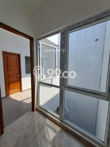 Rumah Elit Modern Tanpa Renovasi di Taman Surya Jakarta Barat Rumah Elit Modern Tanpa Renovasi di Taman Surya Jakarta Barat