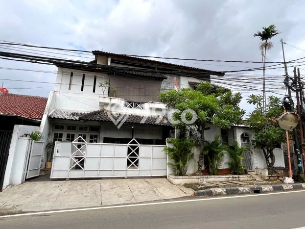 Rumah Luxury Modern Siap Huni di Pengadegan Jakarta Selatan Rumah Luxury Modern Siap Huni di Pengadegan Jakarta Selatan