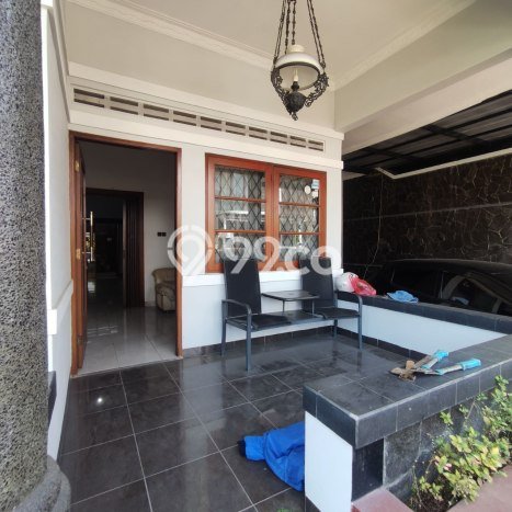 Ready to Use! Premium House LT 230m2 Desain Elegan di Burangrang Ready to Use! Premium House LT 230m2 Desain Elegan di Burangrang