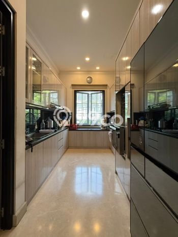 Hunian Elit LB 650m2 Siap Pakai Desain Elegan di Senopati, Jakarta Selatan Hunian Elit LB 650m2 Siap Pakai Desain Elegan di Senopati, Jakarta Selatan