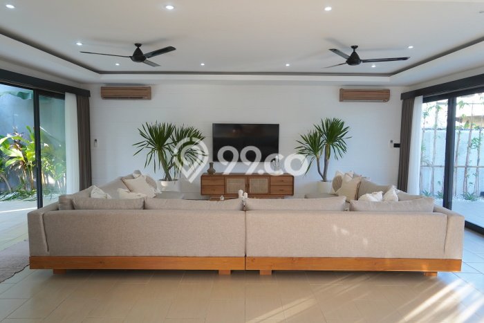 For Sale Vila Kawasan , Luas 460m2m², Lokasi Strategis For Sale Vila Kawasan , Luas 460m2m², Lokasi Strategis