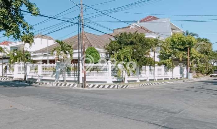 Rumah Elit Modern Tanpa Renovasi di Manyar Surabaya Rumah Elit Modern Tanpa Renovasi di Manyar Surabaya