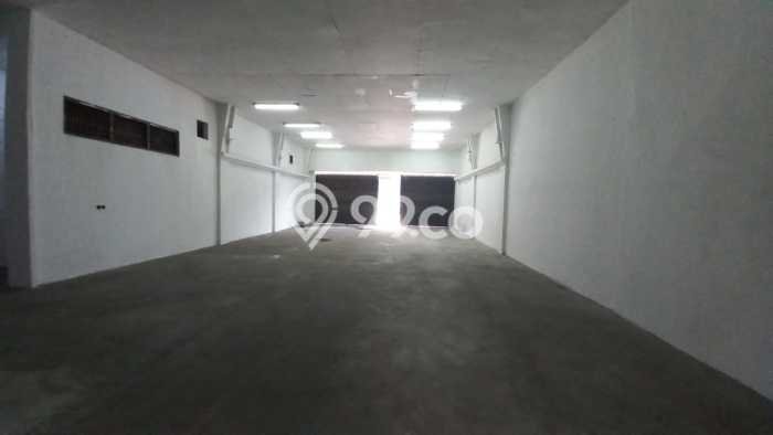 Gudang Area Strategis di Semarang Barat, Luas 400m², Siap Operasional Gudang Area Strategis di Semarang Barat, Luas 400m², Siap Operasional