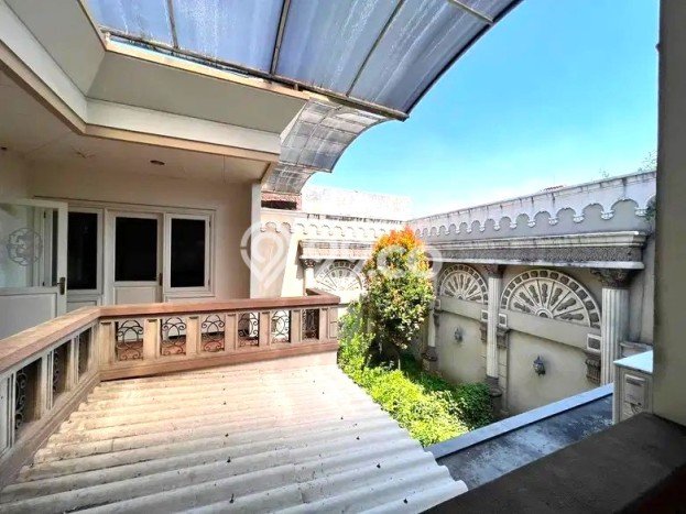 Hunian Mewah LB 550m2 Siap Pakai Desain Elegan di Dharma Husada, Surabaya Hunian Mewah LB 550m2 Siap Pakai Desain Elegan di Dharma Husada, Surabaya