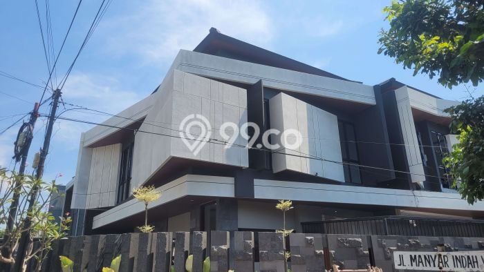 Hunian Mewah LB 205m2 Siap Pakai Desain Elegan di Manyar, Surabaya Hunian Mewah LB 205m2 Siap Pakai Desain Elegan di Manyar, Surabaya