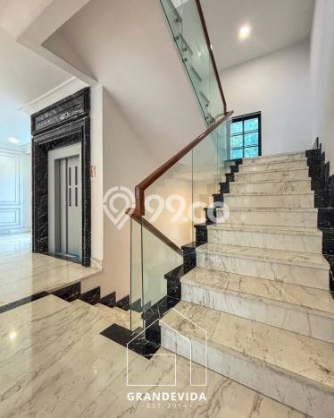 Rumah Luxury Modern Tanpa Renovasi di Pondok Indah Jakarta Selatan Rumah Luxury Modern Tanpa Renovasi di Pondok Indah Jakarta Selatan