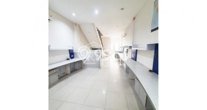 Ruko Disewa di Semarang dengan LB 300m2 Area Komersial Ramai Ruko Disewa di Semarang dengan LB 300m2 Area Komersial Ramai