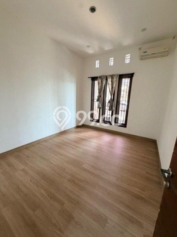Rumah Luas Asri 3 KT Siap Pakai di Taman Kopo Indah Bandung Rumah Luas Asri 3 KT Siap Pakai di Taman Kopo Indah Bandung