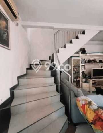 Rumah Asri LB 350m2m² Lokasi Tenang di Banyumanik, Semarang Rumah Asri LB 350m2m² Lokasi Tenang di Banyumanik, Semarang