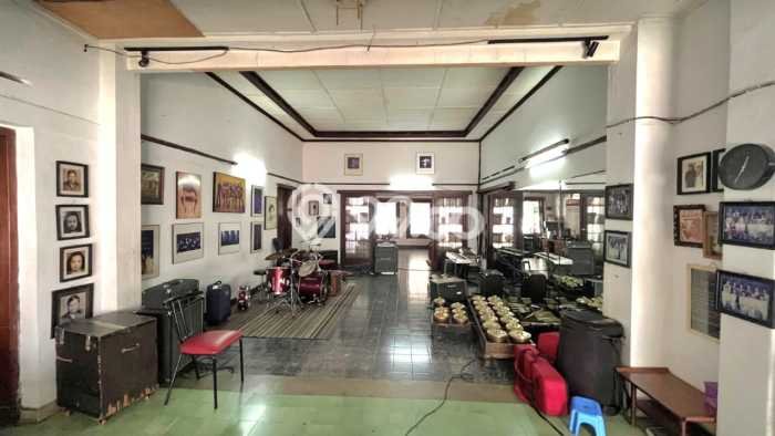 Rumah Elit LB 660m2 Siap Pakai Desain Elegan di Supratman, Bandung Rumah Elit LB 660m2 Siap Pakai Desain Elegan di Supratman, Bandung