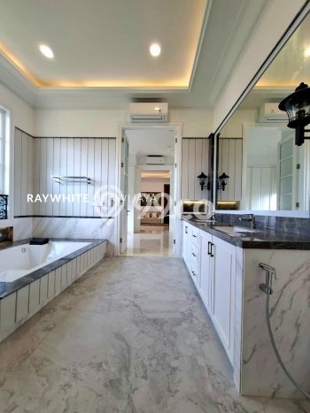 Rumah Elit Modern Tanpa Renovasi di Kemang Jakarta Selatan Rumah Elit Modern Tanpa Renovasi di Kemang Jakarta Selatan