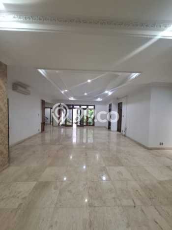 Lokasi terbaik! Rumah siap huni dikontrakkan di Kebayoran Baru LB 450m2 Lokasi terbaik! Rumah siap huni dikontrakkan di Kebayoran Baru LB 450m2