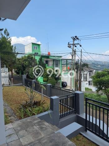 Rumah Strategis di Cilengkrang, Dekat Kawasan Bisnis, Bandung - 4 Kamar Tidur Rumah Strategis di Cilengkrang, Dekat Kawasan Bisnis, Bandung - 4 Kamar Tidur