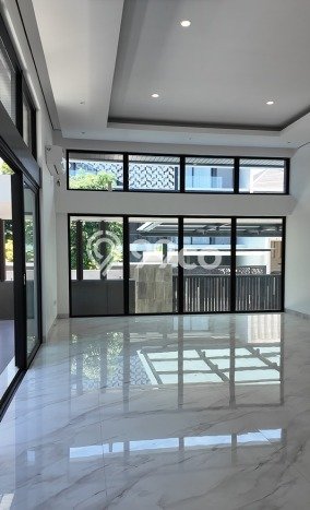 Rumah Berkelas 4 KT 5 KM di Kompleks Perumahan Pakuwon City, Surabaya Rumah Berkelas 4 KT 5 KM di Kompleks Perumahan Pakuwon City, Surabaya