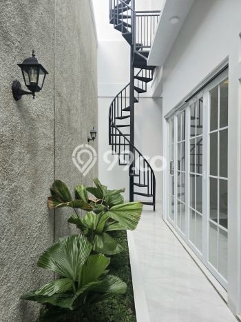 Ready to Use! Premium House LT 302m2 Desain Elegan di Lebak Bulus Ready to Use! Premium House LT 302m2 Desain Elegan di Lebak Bulus