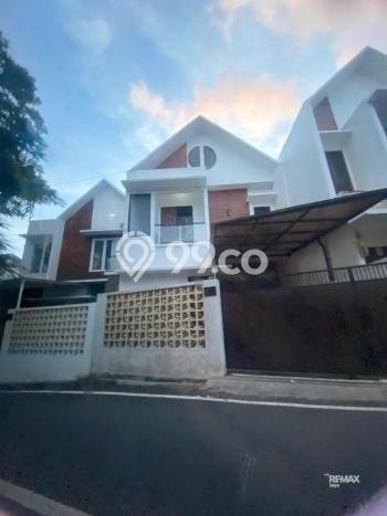 Disewakan! Rumah 3 Kamar Tidur &
3 Kamar Mandi di Nusa Dua, Badung Disewakan! Rumah 3 Kamar Tidur &
3 Kamar Mandi di Nusa Dua, Badung