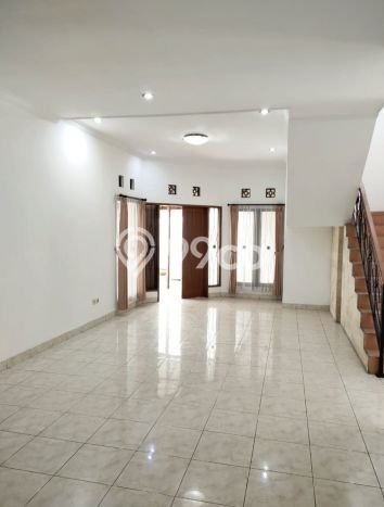 Lokasi strategis! Rumah siap pakai dikontrakkan di Batununggal LB 247m2 Lokasi strategis! Rumah siap pakai dikontrakkan di Batununggal LB 247m2