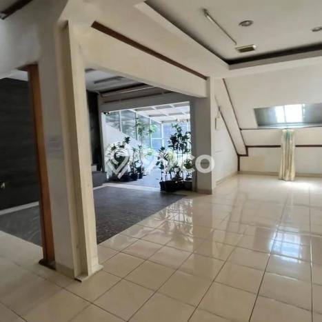 Unit Komersial Tersedia di Senopati Spesifikasi LB 1000m2 Unit Komersial Tersedia di Senopati Spesifikasi LB 1000m2