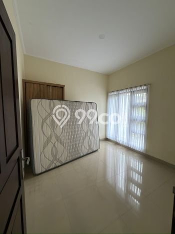 Disewakan! Rumah 4 Kamar Tidur &
3 Kamar Mandi di Sariwangi, Bandung Disewakan! Rumah 4 Kamar Tidur &
3 Kamar Mandi di Sariwangi, Bandung