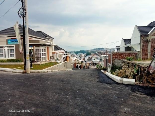 Hunian Mewah 2 KT 1 KM di Kompleks Perumahan Cilengkrang, Bandung Hunian Mewah 2 KT 1 KM di Kompleks Perumahan Cilengkrang, Bandung