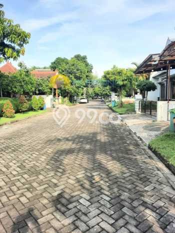 LOKASI PREMIUM! Rumah di Tembalang, 2 KM, Area Tenang, Luas 240m2m² Bangunan 175m2m² LOKASI PREMIUM! Rumah di Tembalang, 2 KM, Area Tenang, Luas 240m2m² Bangunan 175m2m²