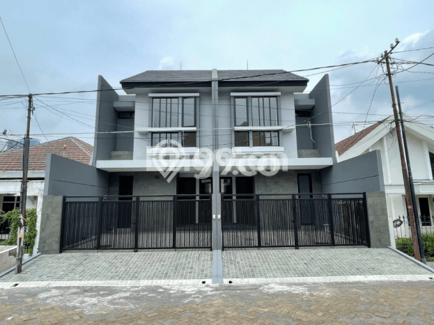 Rumah Elit LB 200m2 Siap Pakai Desain Elegan di Manyar, Surabaya Rumah Elit LB 200m2 Siap Pakai Desain Elegan di Manyar, Surabaya