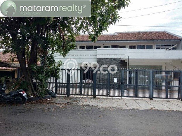 Rumah Bangunan 2 Lantai Tengah Kota Sangat Cocok Untuk Kantor Rumah Bangunan 2 Lantai Tengah Kota Sangat Cocok Untuk Kantor