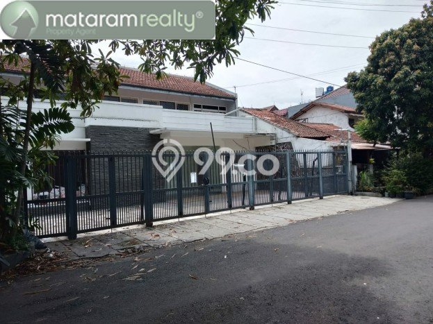Rumah Bangunan 2 Lantai Tengah Kota Sangat Cocok Untuk Kantor Rumah Bangunan 2 Lantai Tengah Kota Sangat Cocok Untuk Kantor