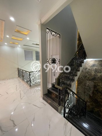 Rumah LT 120m² / LB 360m² Area Premium di Simprug, Jakarta Selatan Rumah LT 120m² / LB 360m² Area Premium di Simprug, Jakarta Selatan