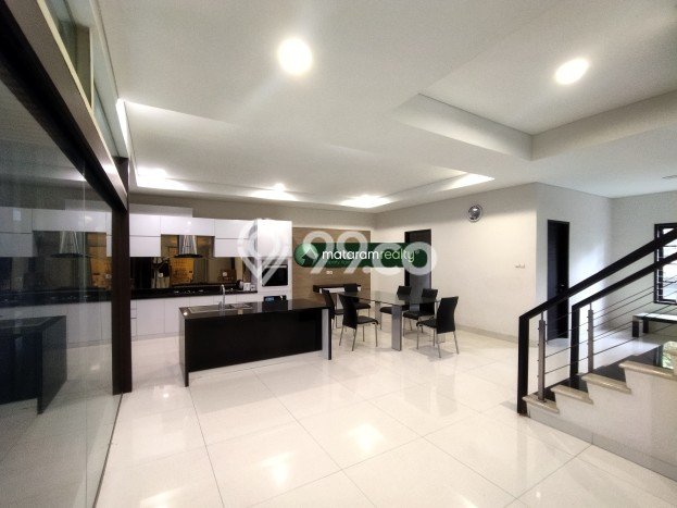 Ready to Use! Premium House LT 345m2 Desain Modern di Setra Sari Ready to Use! Premium House LT 345m2 Desain Modern di Setra Sari