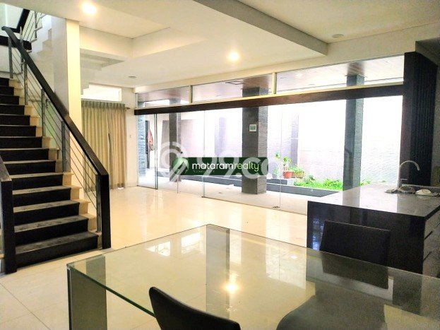 Ready to Use! Premium House LT 345m2 Desain Modern di Setra Sari Ready to Use! Premium House LT 345m2 Desain Modern di Setra Sari