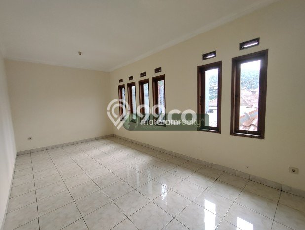 Disewakan! Rumah 3 Kamar Tidur &
3 Kamar Mandi di Riau, Bandung Disewakan! Rumah 3 Kamar Tidur &
3 Kamar Mandi di Riau, Bandung
