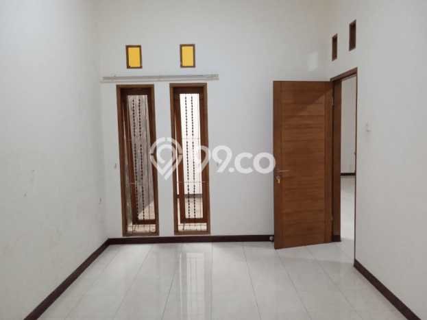Disewakan! Rumah 4 Kamar Tidur &
3 Kamar Mandi di Turangga, Bandung Disewakan! Rumah 4 Kamar Tidur &
3 Kamar Mandi di Turangga, Bandung