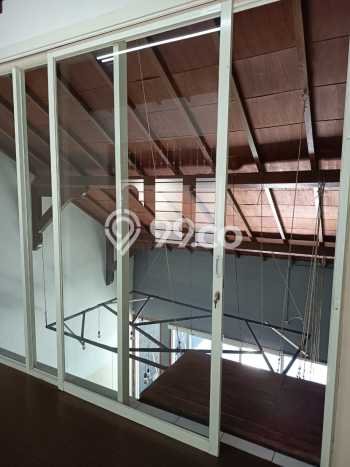 Lokasi terbaik! Rumah siap pakai dikontrakkan di Depok LB 300m2 Lokasi terbaik! Rumah siap pakai dikontrakkan di Depok LB 300m2