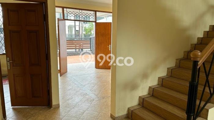 For Sale! Luxury House LT 231m2 Desain Modern di Senayan For Sale! Luxury House LT 231m2 Desain Modern di Senayan