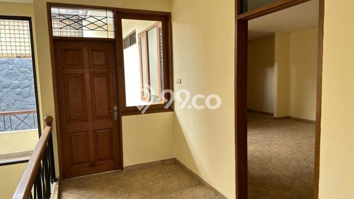 For Sale! Luxury House LT 231m2 Desain Modern di Senayan For Sale! Luxury House LT 231m2 Desain Modern di Senayan