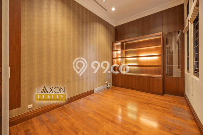 Ready to Use! Luxury House LT 1000m2 Desain Elegan di Dago Ready to Use! Luxury House LT 1000m2 Desain Elegan di Dago