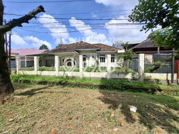 Ready to Use! Luxury House LT 1000m2 Desain Modern di Urip Sumoharjo Ready to Use! Luxury House LT 1000m2 Desain Modern di Urip Sumoharjo