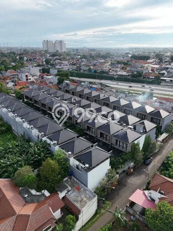 Siap Huni Hunian Elit 4 Kamar di Jagakarsa Dekat ke Mana Pun Siap Huni Hunian Elit 4 Kamar di Jagakarsa Dekat ke Mana Pun
