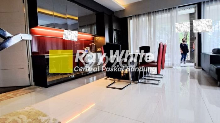 BEST INVESTMENT! Rumah di Coblong, LT 708m2m² Bangunan 400m2m² BEST INVESTMENT! Rumah di Coblong, LT 708m2m² Bangunan 400m2m²