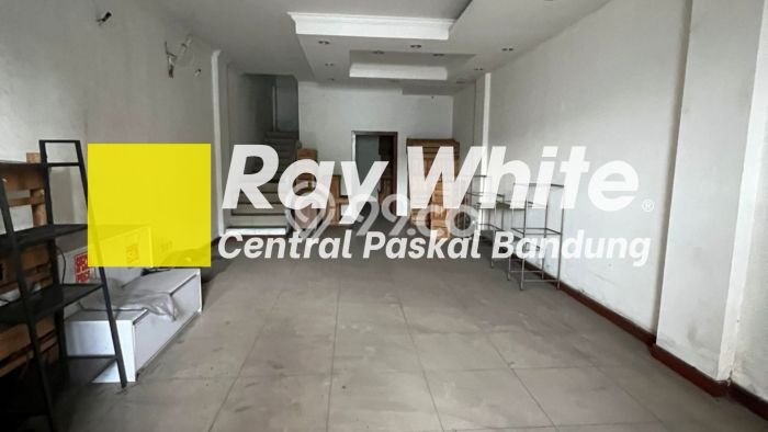 Ruko For Rent Kawasan , Luas 200m2m², Area Bisnis, Jalan Utama Ruko For Rent Kawasan , Luas 200m2m², Area Bisnis, Jalan Utama