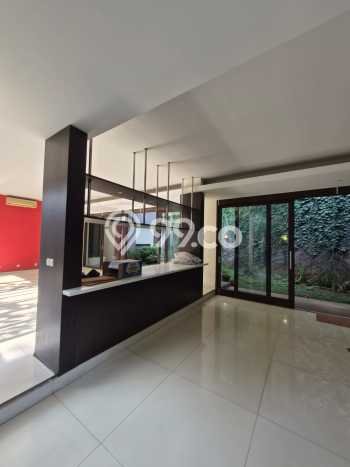 Hunian Modern dengan LT 590m2 & LB 800m2 Disewakan di Kemang Hunian Modern dengan LT 590m2 & LB 800m2 Disewakan di Kemang