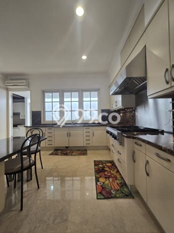 Sewa Rumah Nyaman LT 600m2 / LB 450m2 di Kemang, Jakarta Selatan Sewa Rumah Nyaman LT 600m2 / LB 450m2 di Kemang, Jakarta Selatan