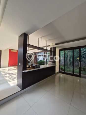 Hunian Modern dengan LT 590m2 & LB 800m2 Disewakan di Kemang Hunian Modern dengan LT 590m2 & LB 800m2 Disewakan di Kemang