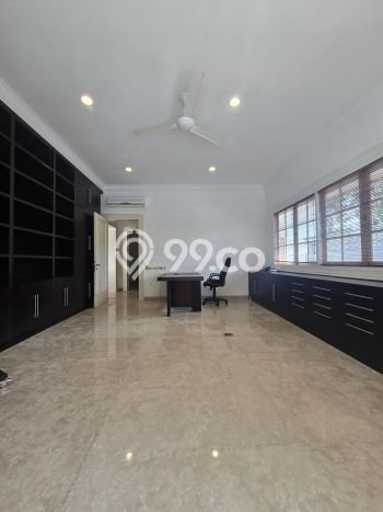 Sewa Rumah Nyaman LT 600m2 / LB 450m2 di Kemang, Jakarta Selatan Sewa Rumah Nyaman LT 600m2 / LB 450m2 di Kemang, Jakarta Selatan