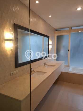 Rumah Elit LB 500m2 Siap Huni Desain Elegan di Graha, Surabaya Rumah Elit LB 500m2 Siap Huni Desain Elegan di Graha, Surabaya